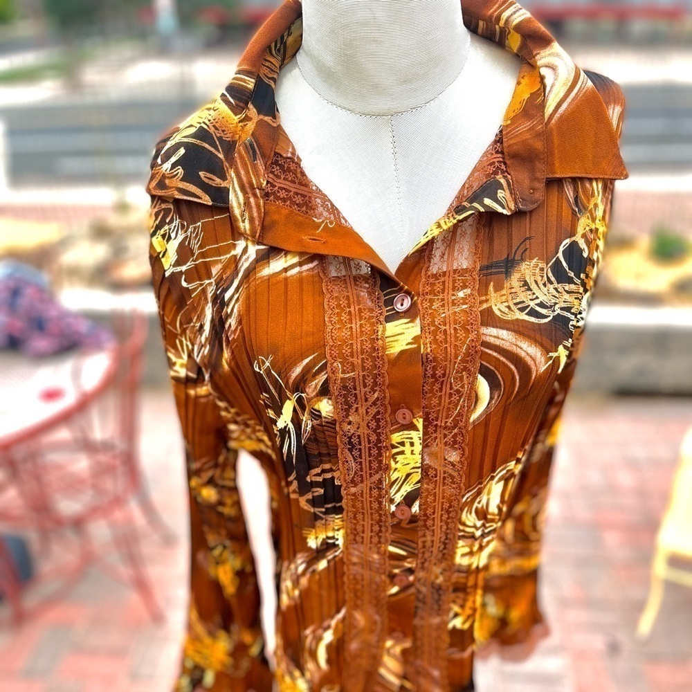 𝅺JENNIFER LLOYD PLEATED TUXEDO STYLE BUTTON DOWN SHIRT WITH LACE EMBELLISHMENTS - Picture 4 of 9